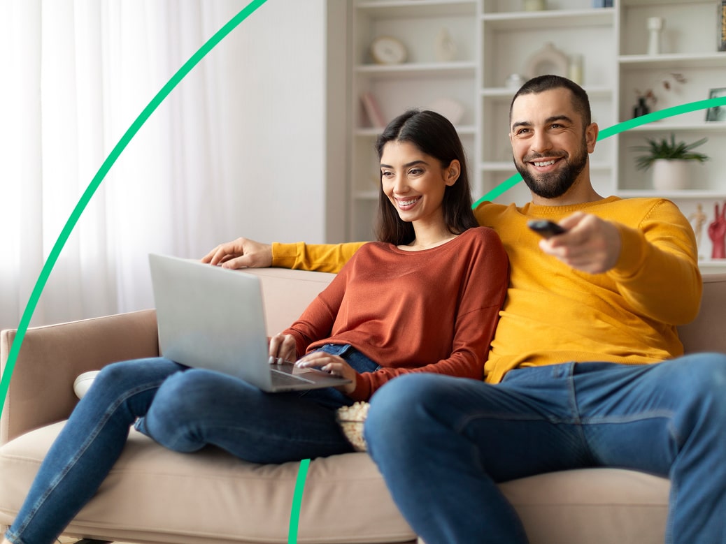 Pareja utilizando internet en casa con Fibra SMART 2Gb