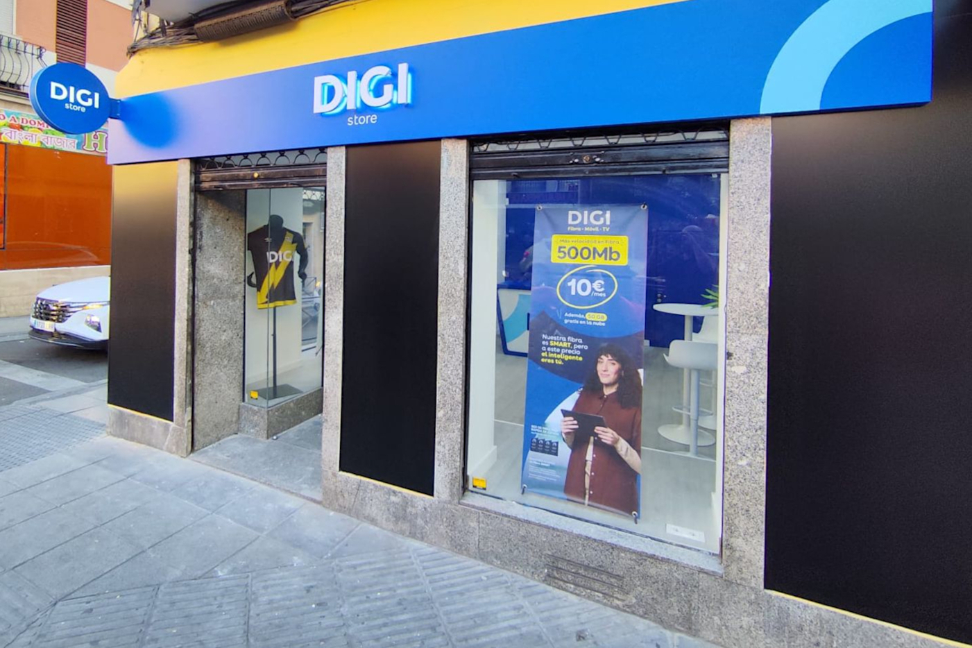 DIGI celebra la apertura de su primera tienda en Vallecas con una firma de camisetas de Trejo y Valentín, jugadores del Rayo